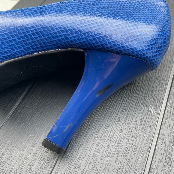 Royal blue, snake-print, peep-toe pumps! - Picture 7 of 7